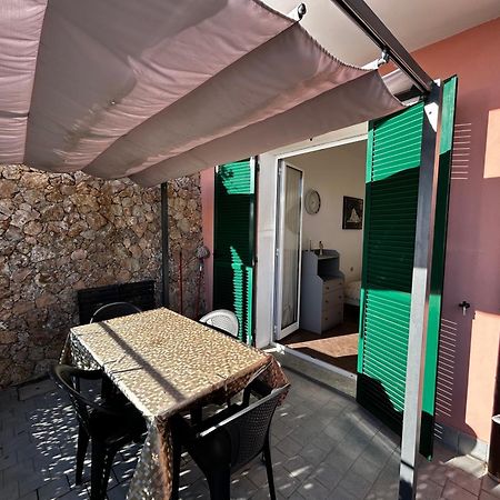 Casa Serge Vista Mare Con Ampio Terrazzo Privato Берджеджи Екстериор снимка