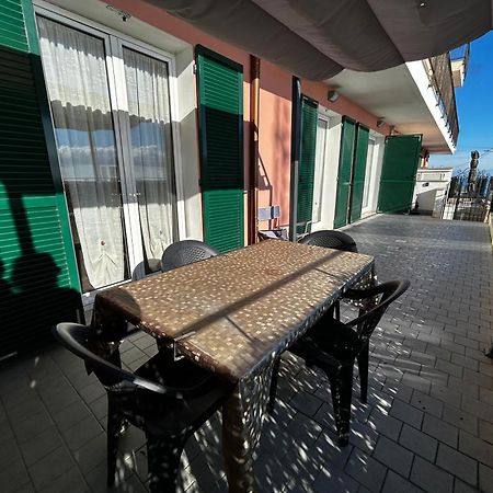 Casa Serge Vista Mare Con Ampio Terrazzo Privato Берджеджи Екстериор снимка