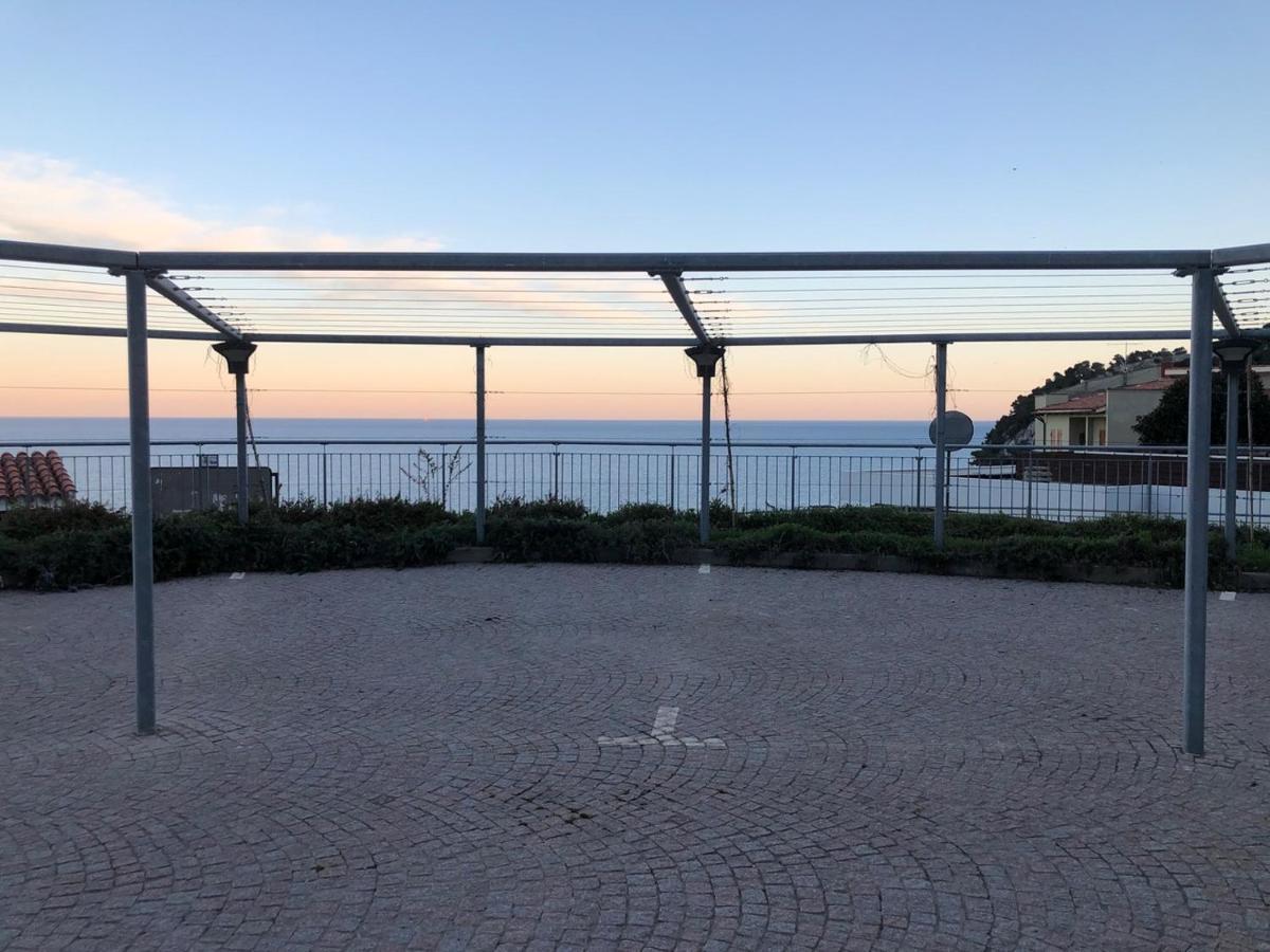 Casa Serge Vista Mare Con Ampio Terrazzo Privato Берджеджи Екстериор снимка