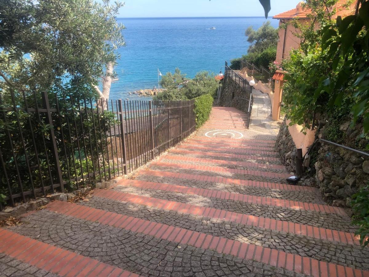 Casa Serge Vista Mare Con Ampio Terrazzo Privato Берджеджи Екстериор снимка