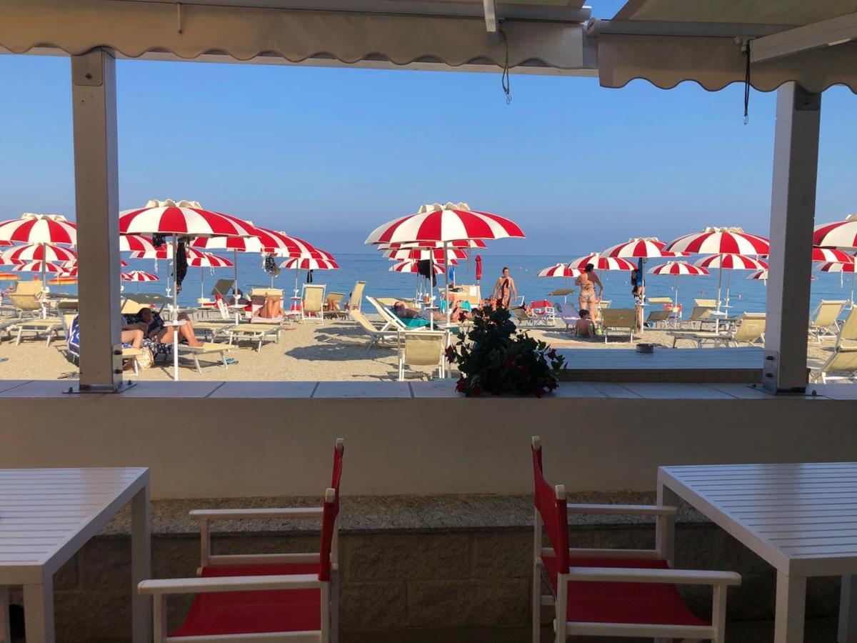 Casa Serge Vista Mare Con Ampio Terrazzo Privato Берджеджи Екстериор снимка