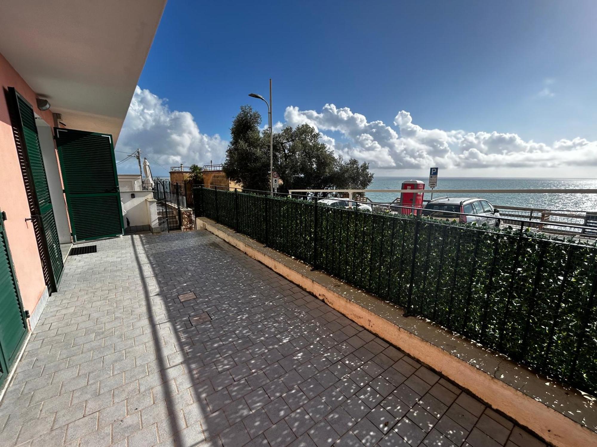 Casa Serge Vista Mare Con Ampio Terrazzo Privato Берджеджи Екстериор снимка