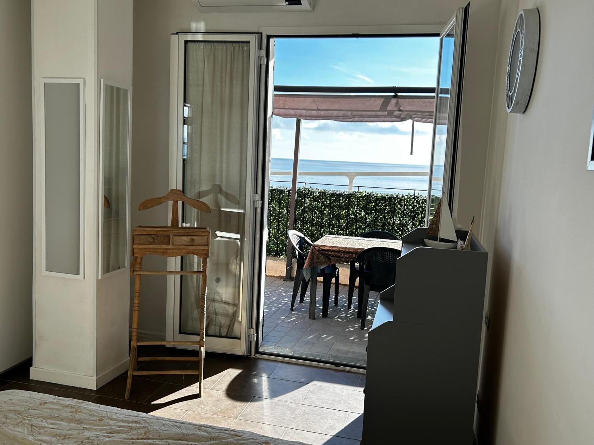 Casa Serge Vista Mare Con Ampio Terrazzo Privato Берджеджи Екстериор снимка